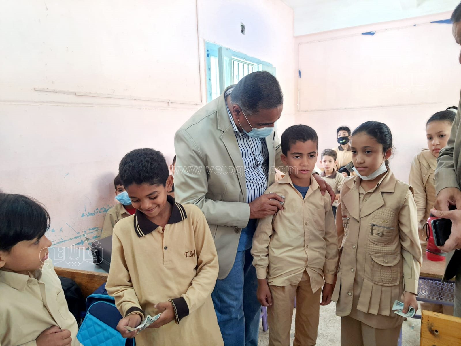 محافظ مطروح يتفقد انتظام العمل بالمدارس (6)