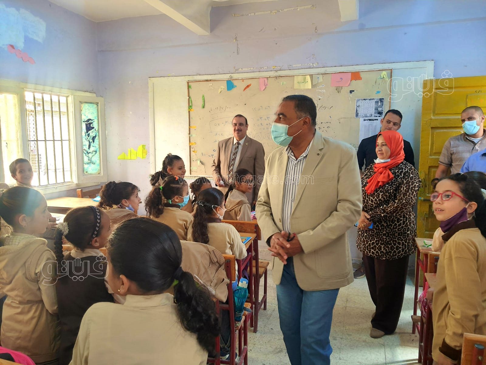 محافظ مطروح يتفقد انتظام العمل بالمدارس (7)