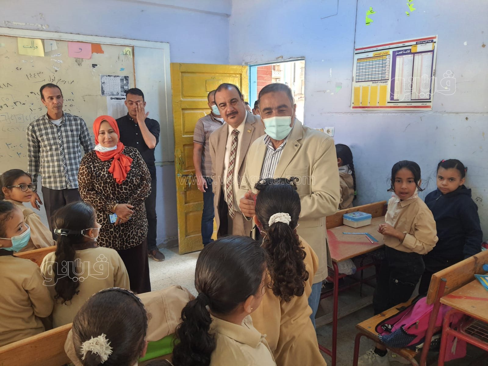 محافظ مطروح يتفقد انتظام العمل بالمدارس (1)