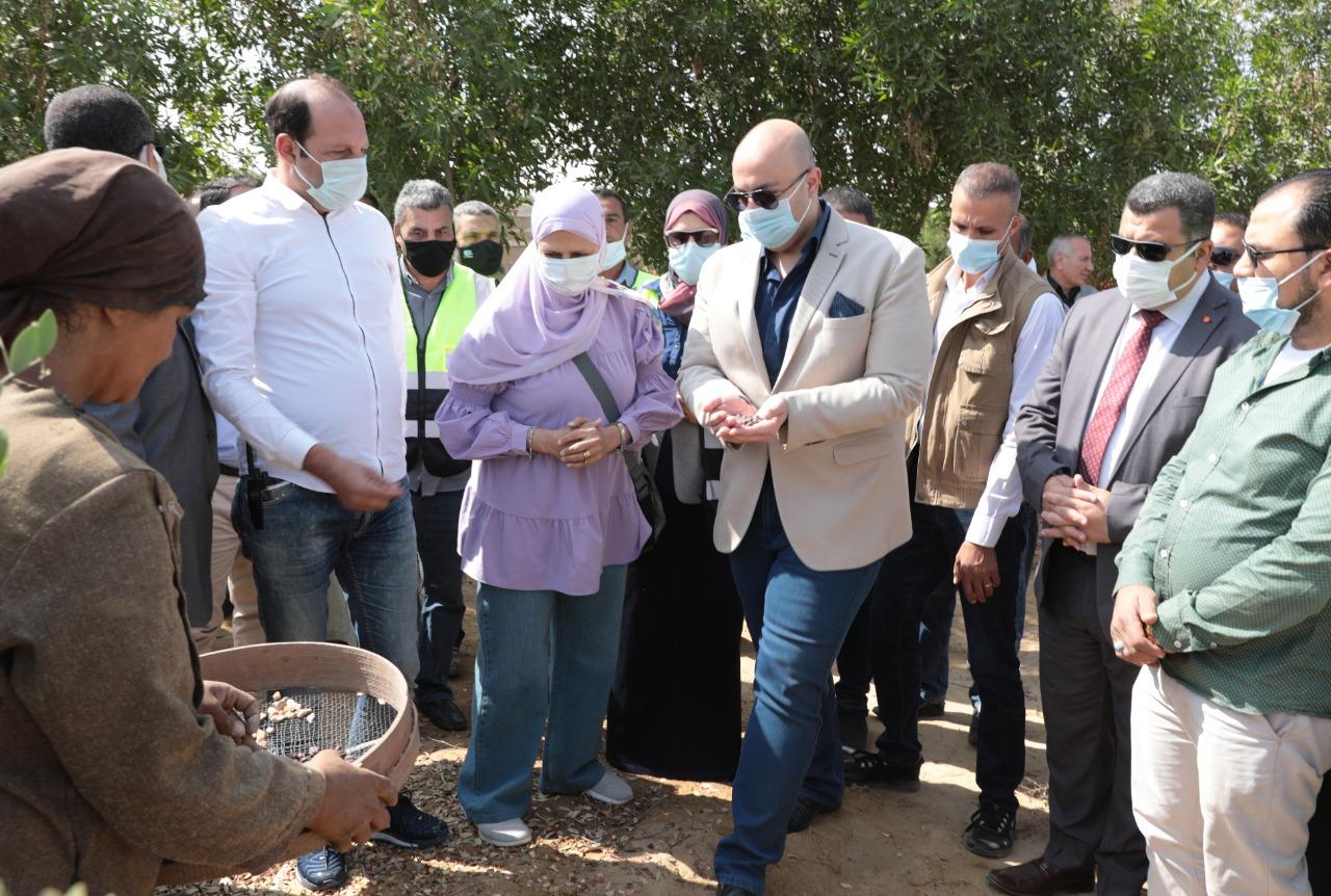 محافظ بني سويف يتفقد أعمال إصلاح منظومة الصرف الصناعي ببياض العرب (5)