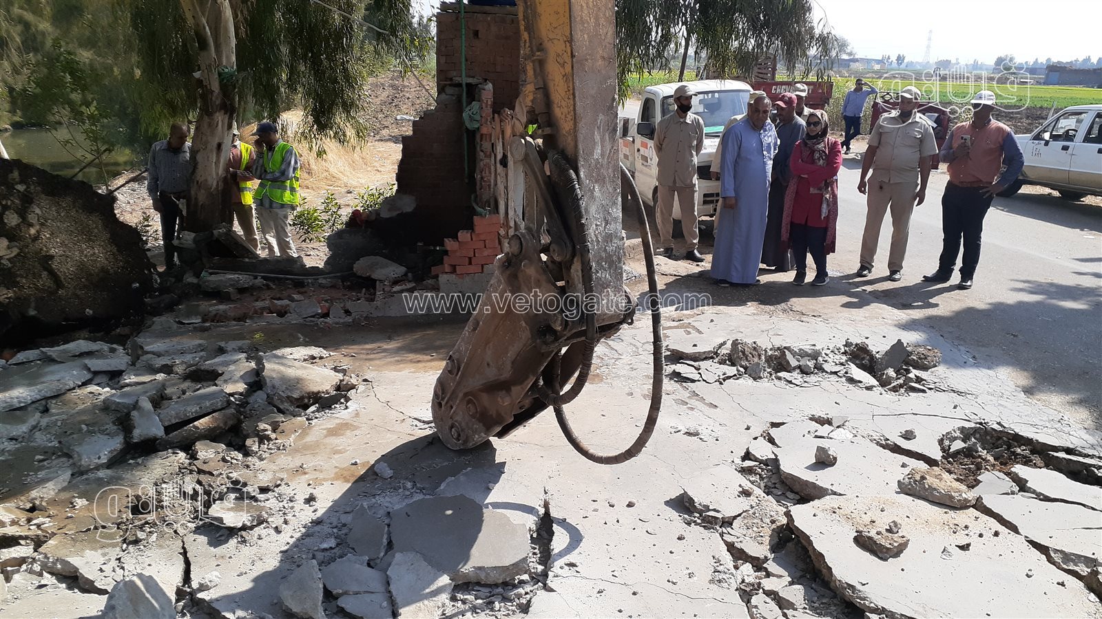 حملة لإزالة التعديات على جسور المصارف والترع بطنطا  (7)