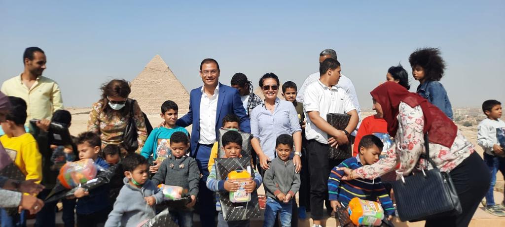 جولة الأطفال الايتام داخل منطقة الاهرامات برعايه شركة اوراسكوم (5)