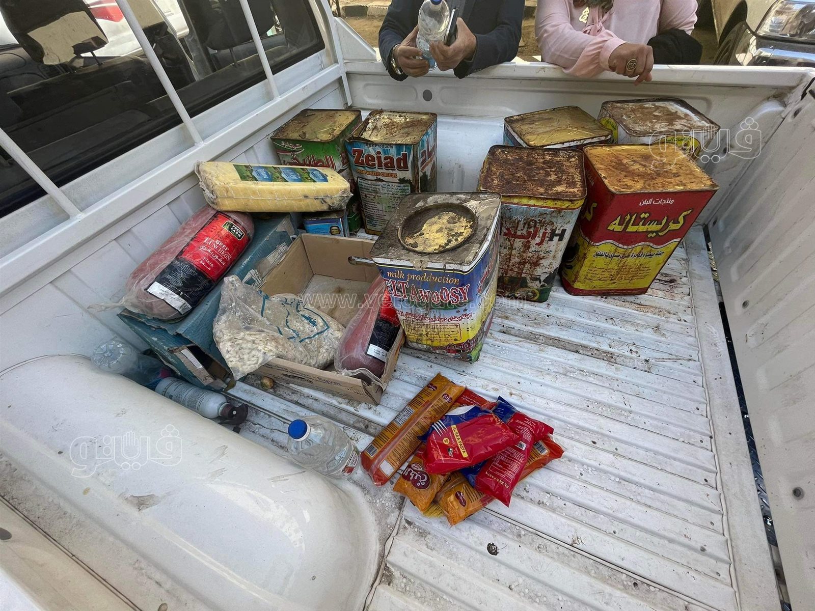 التموين تضبط كميات كبيرة من المواد الغذائية الفاسدة (13)