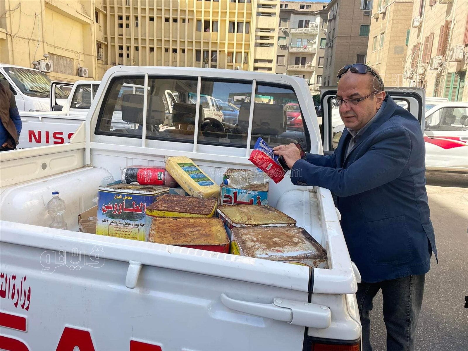 التموين تضبط كميات كبيرة من المواد الغذائية الفاسدة (15)