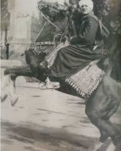 ، ابن عميد الخيالة يستعرض فنون الكر والفر في سباق الخيل (11)