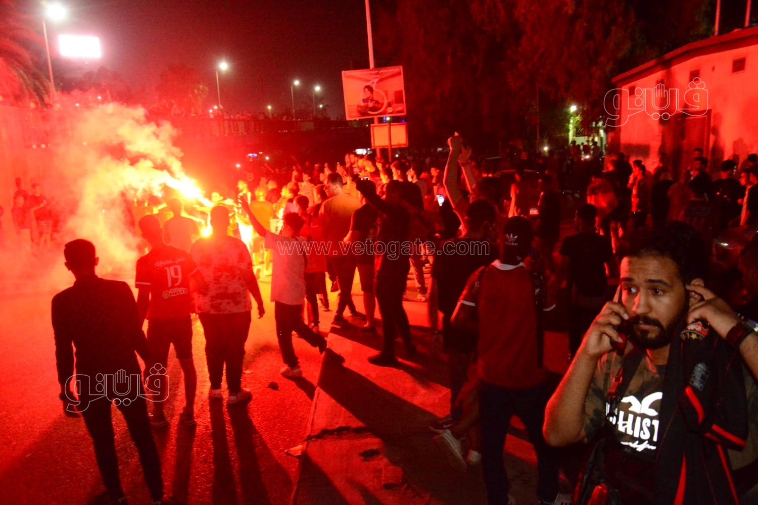 جمهور الأهلي يحتفل أمام النادى (1)