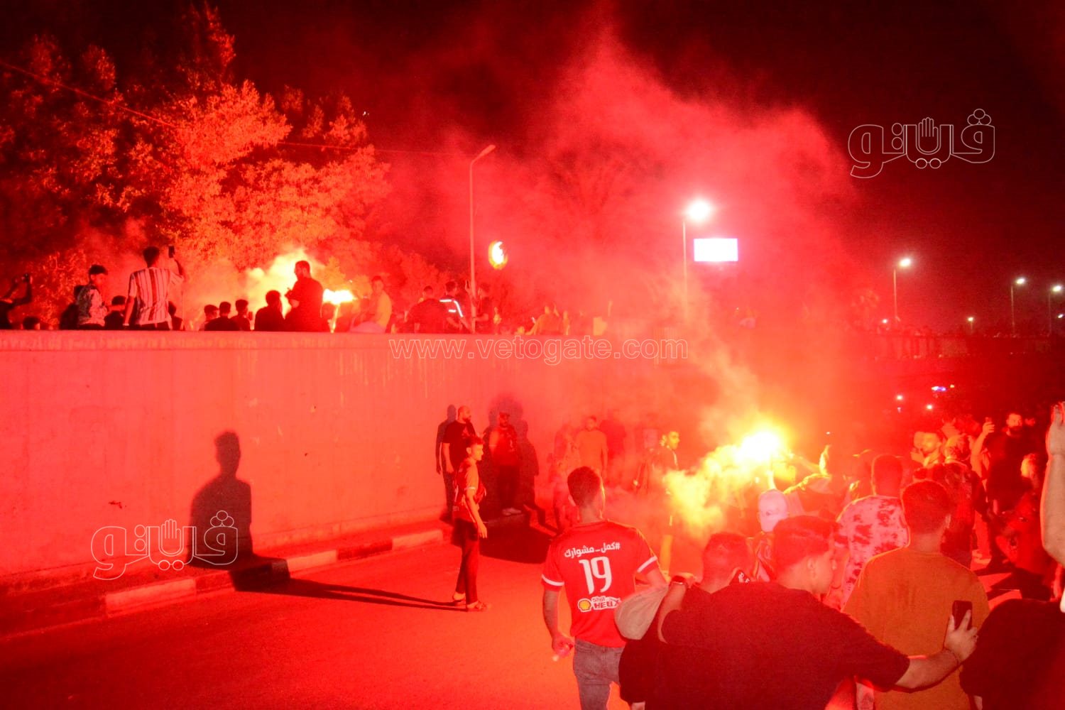 جمهور الأهلي يحتفل أمام النادى (2)