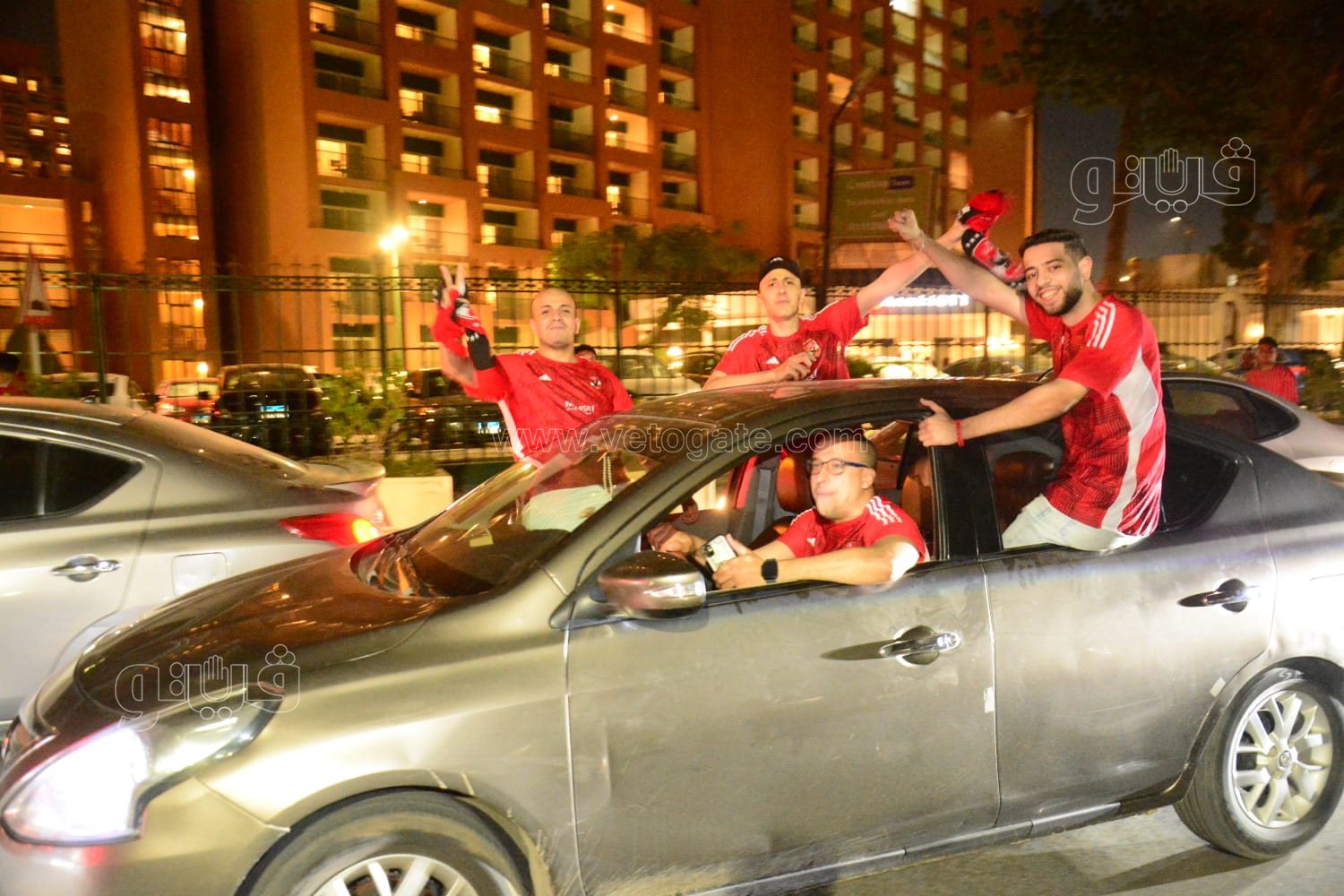 جمهور الأهلي يحتفل أمام النادى (4)