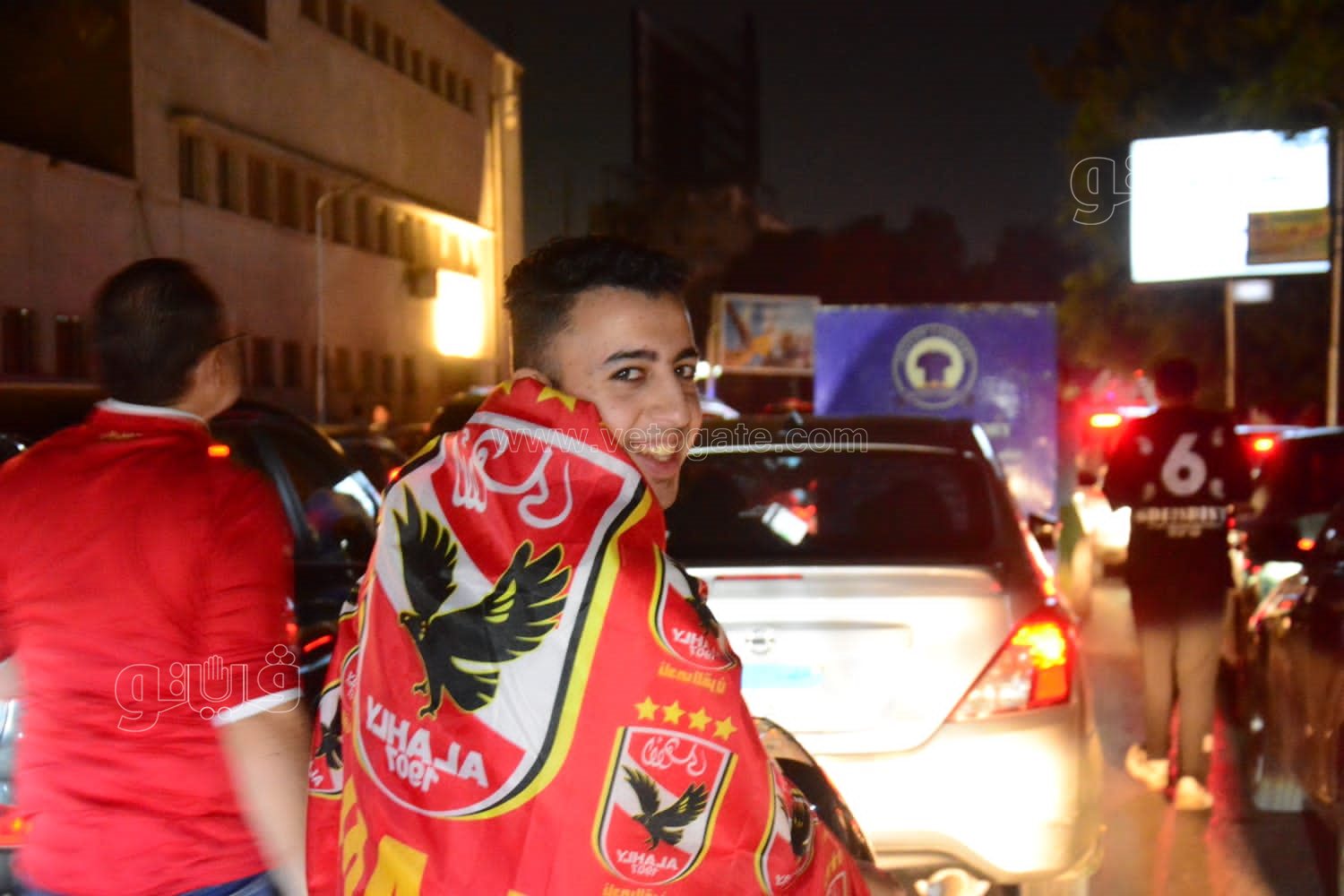 جمهور الأهلي يحتفل أمام النادى (6)