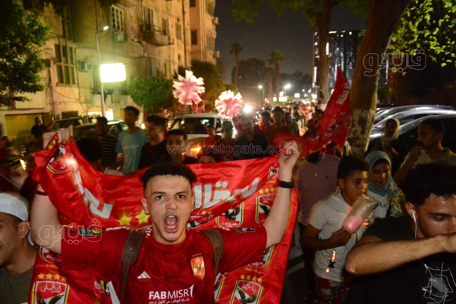 جمهور الأهلي يحتفل أمام النادى (7)