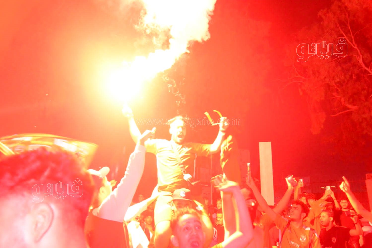 جمهور الأهلي يحتفل أمام النادى (10)