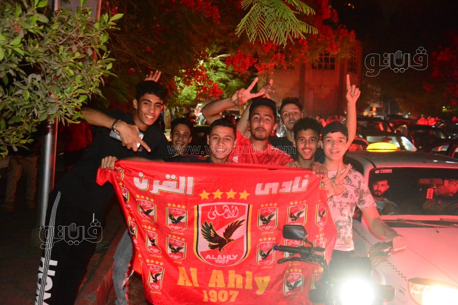 جمهور الأهلي يحتفل أمام النادى (13)