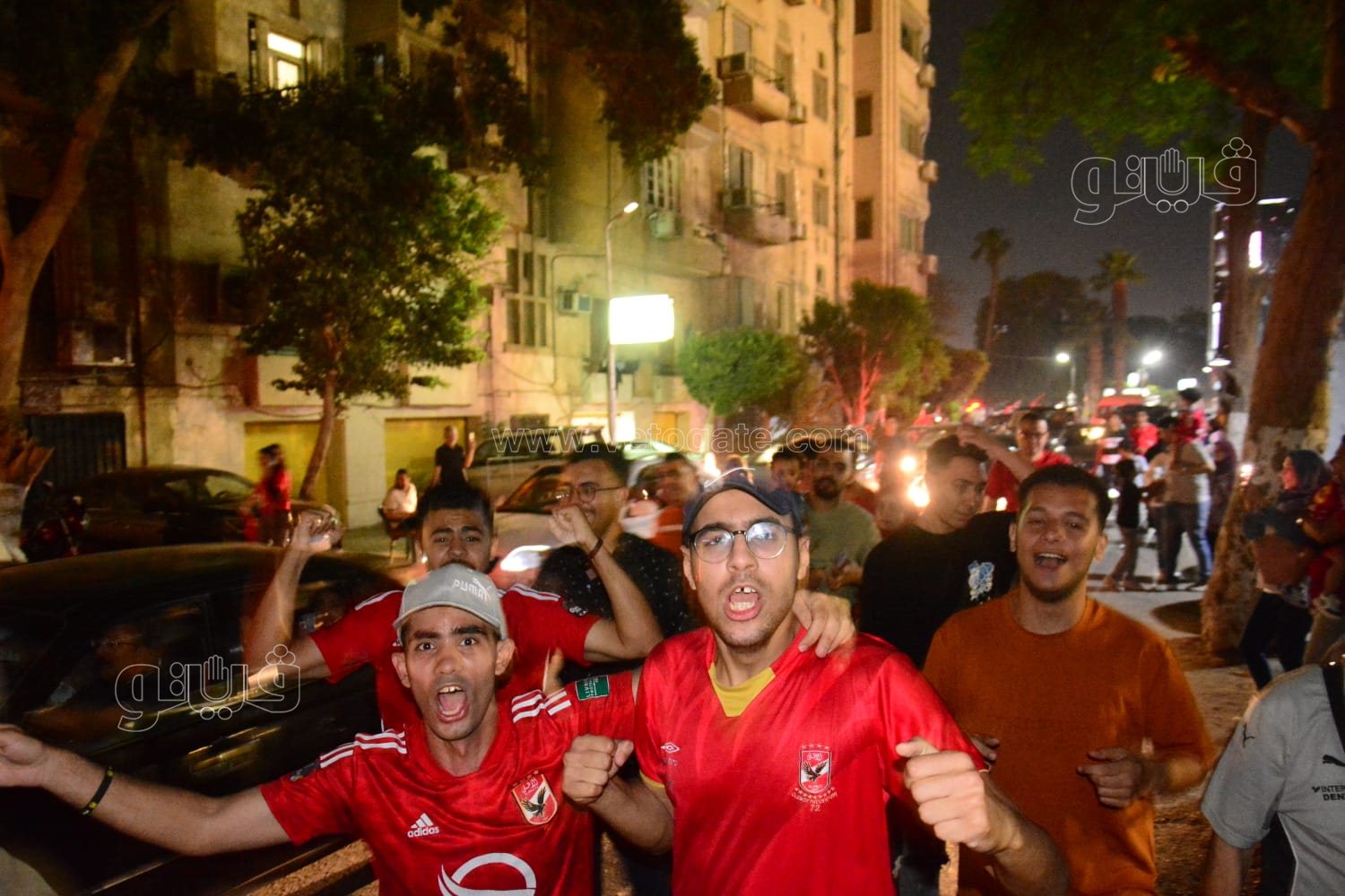 جمهور الأهلي يحتفل أمام النادى (16)