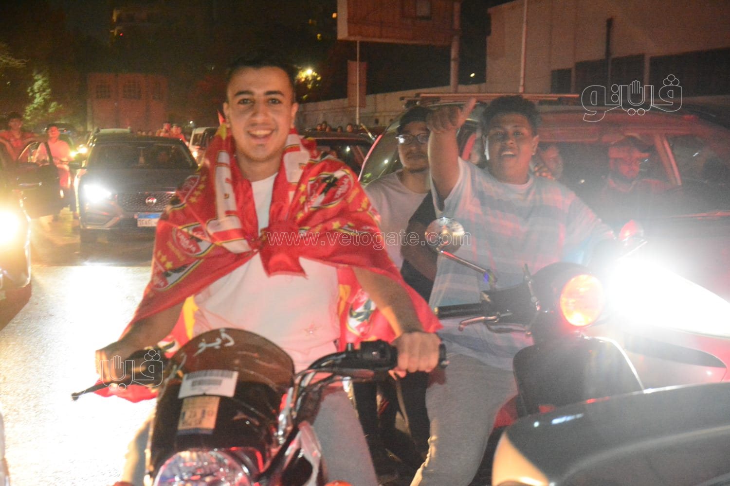 جمهور الأهلي يحتفل أمام النادى (24)