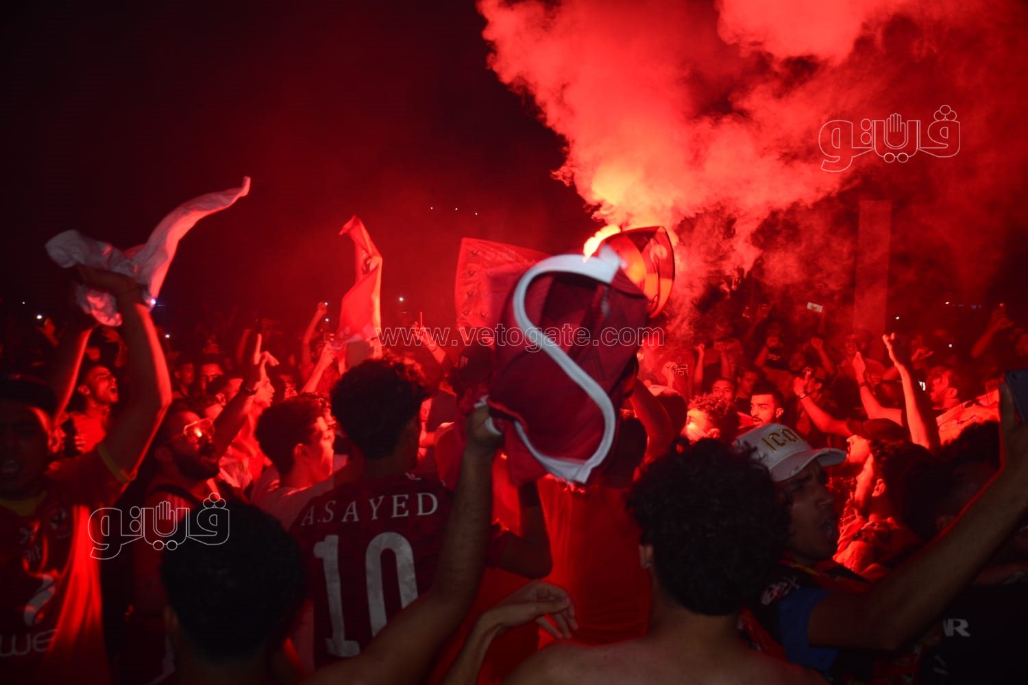 جمهور الأهلي يحتفل أمام النادى (30)