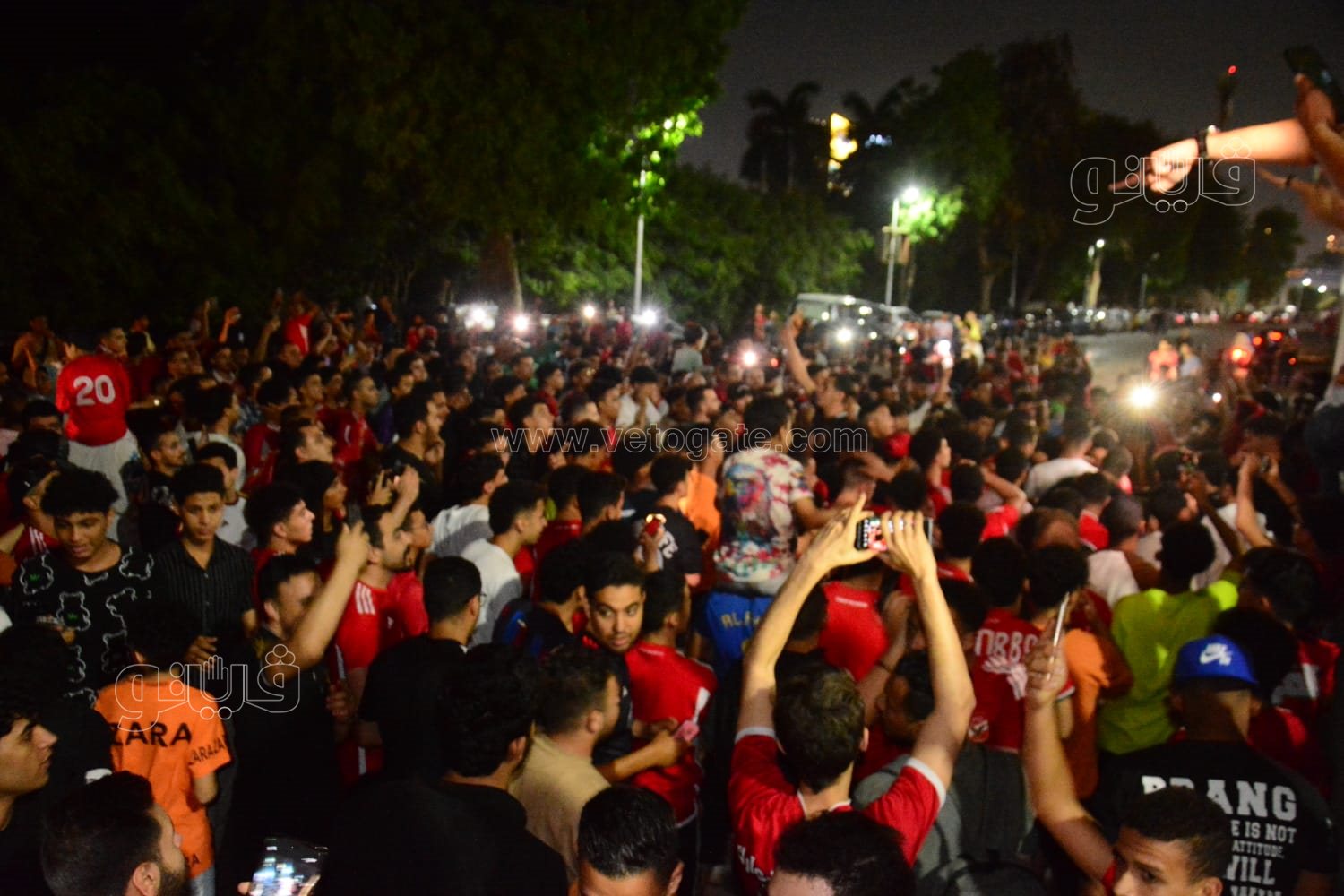 جمهور الأهلي يحتفل أمام النادى (38)