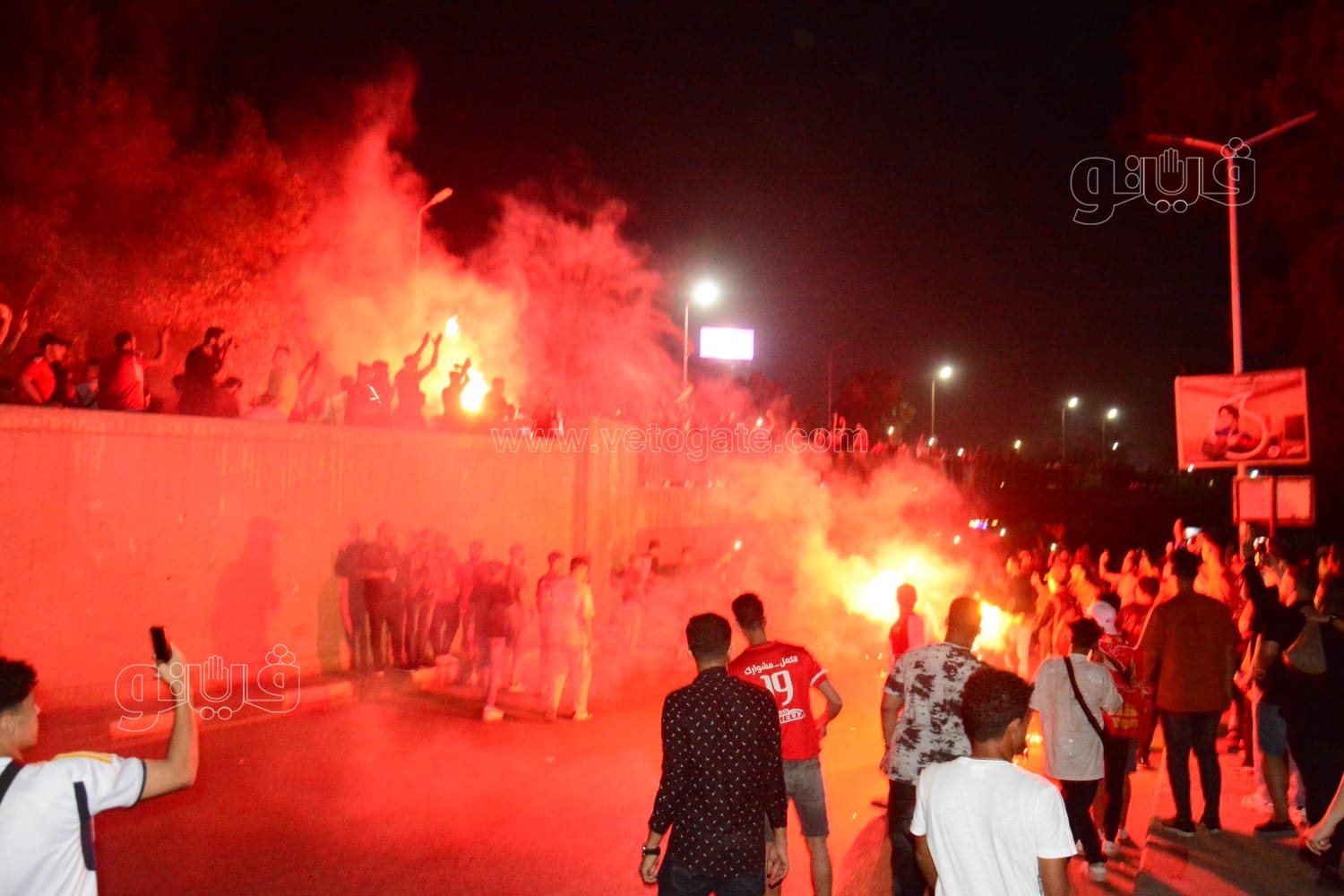 جمهور الأهلي يحتفل أمام النادى (40)