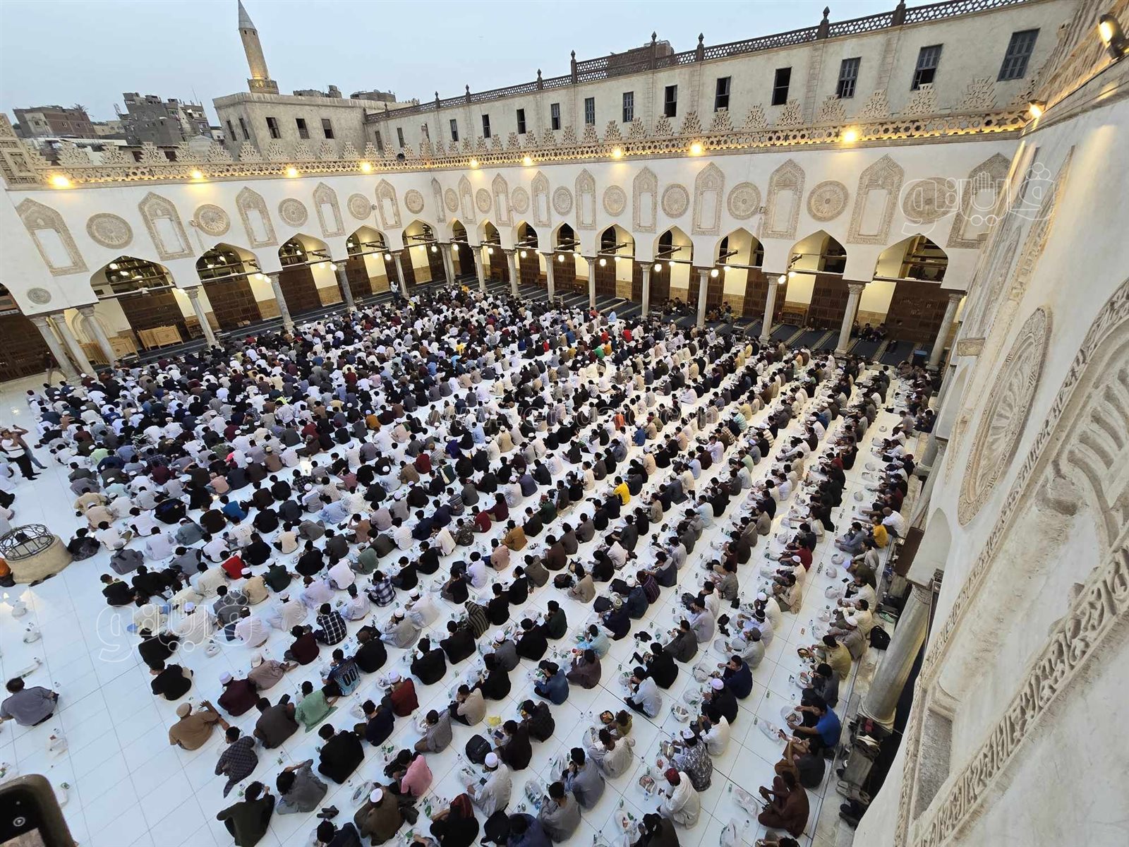 أكبر مائدة إفطار للطلاب الوافدين بالجامع الأزهر في يوم عرفة (7)