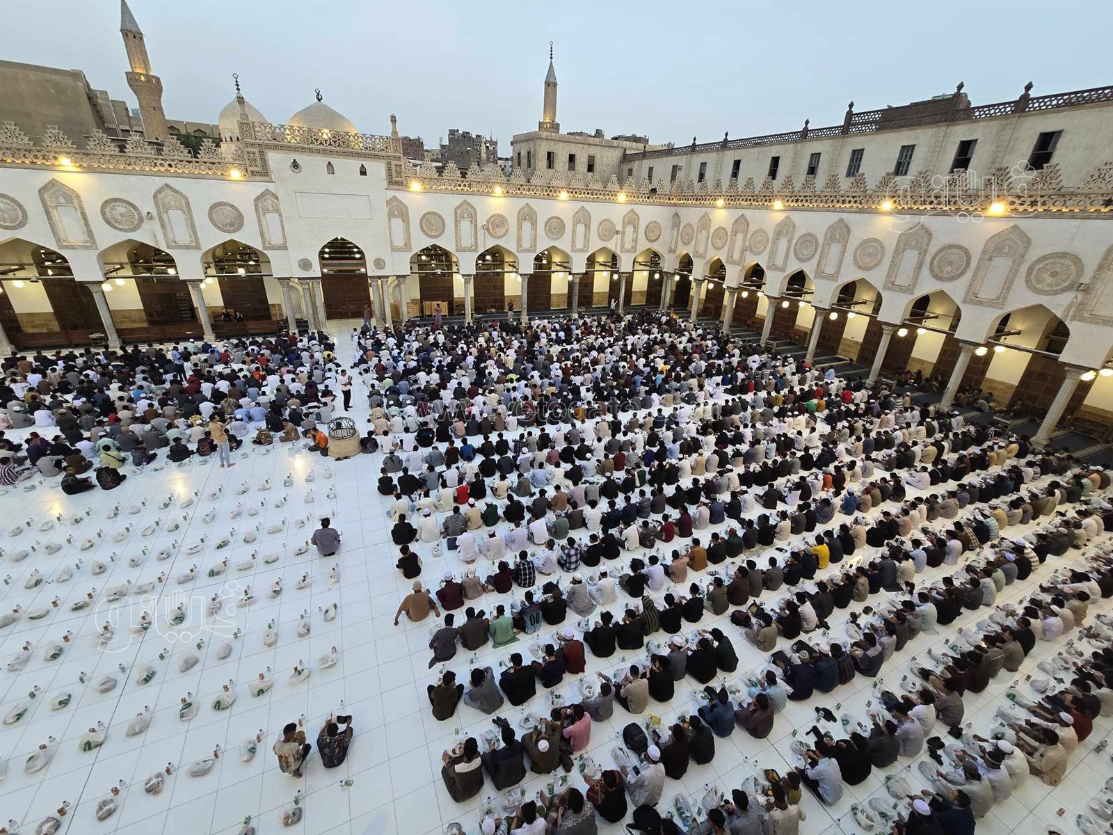 أكبر مائدة إفطار للطلاب الوافدين بالجامع الأزهر في يوم عرفة (1)