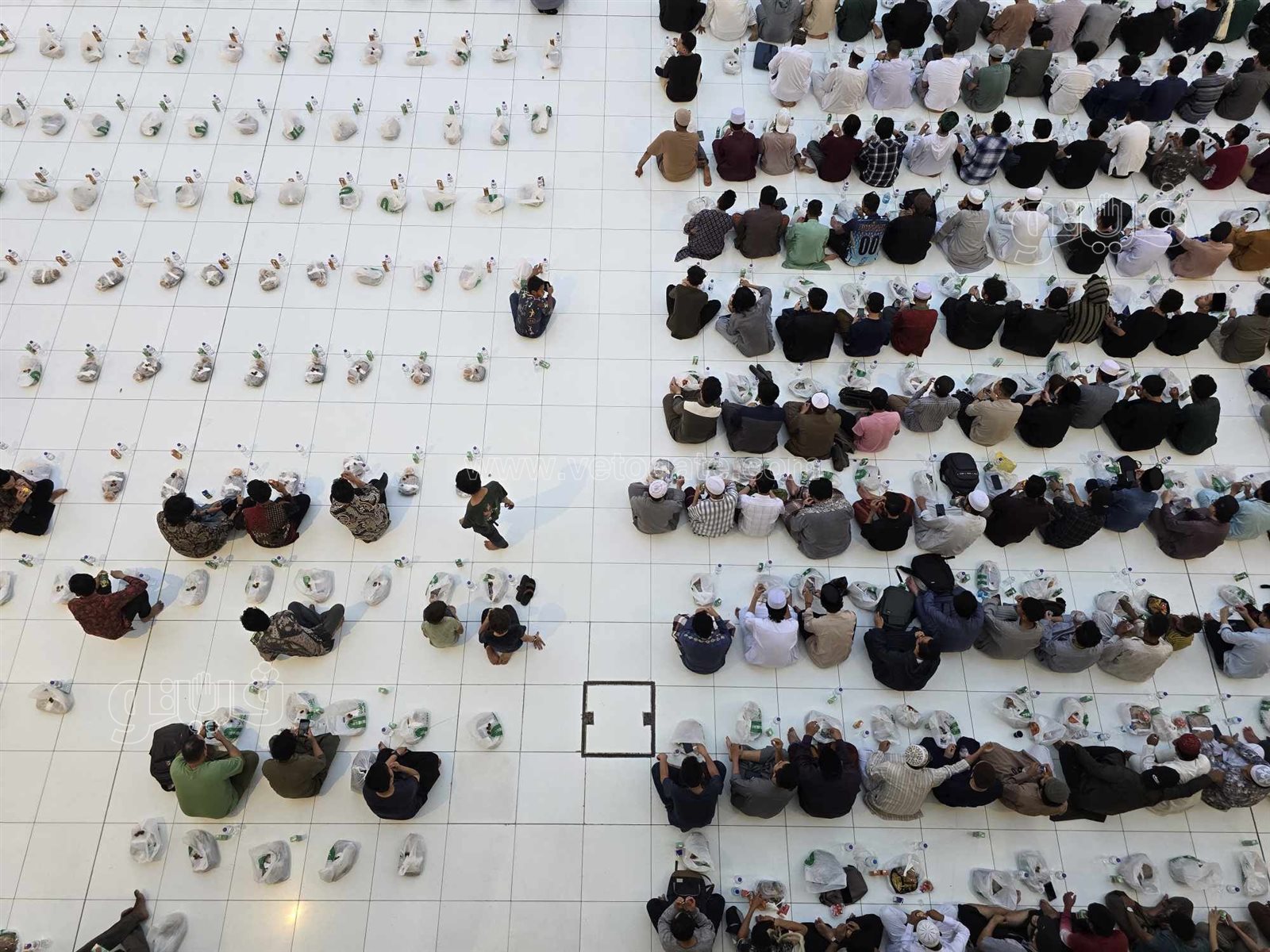 أكبر مائدة إفطار للطلاب الوافدين بالجامع الأزهر في يوم عرفة (2)