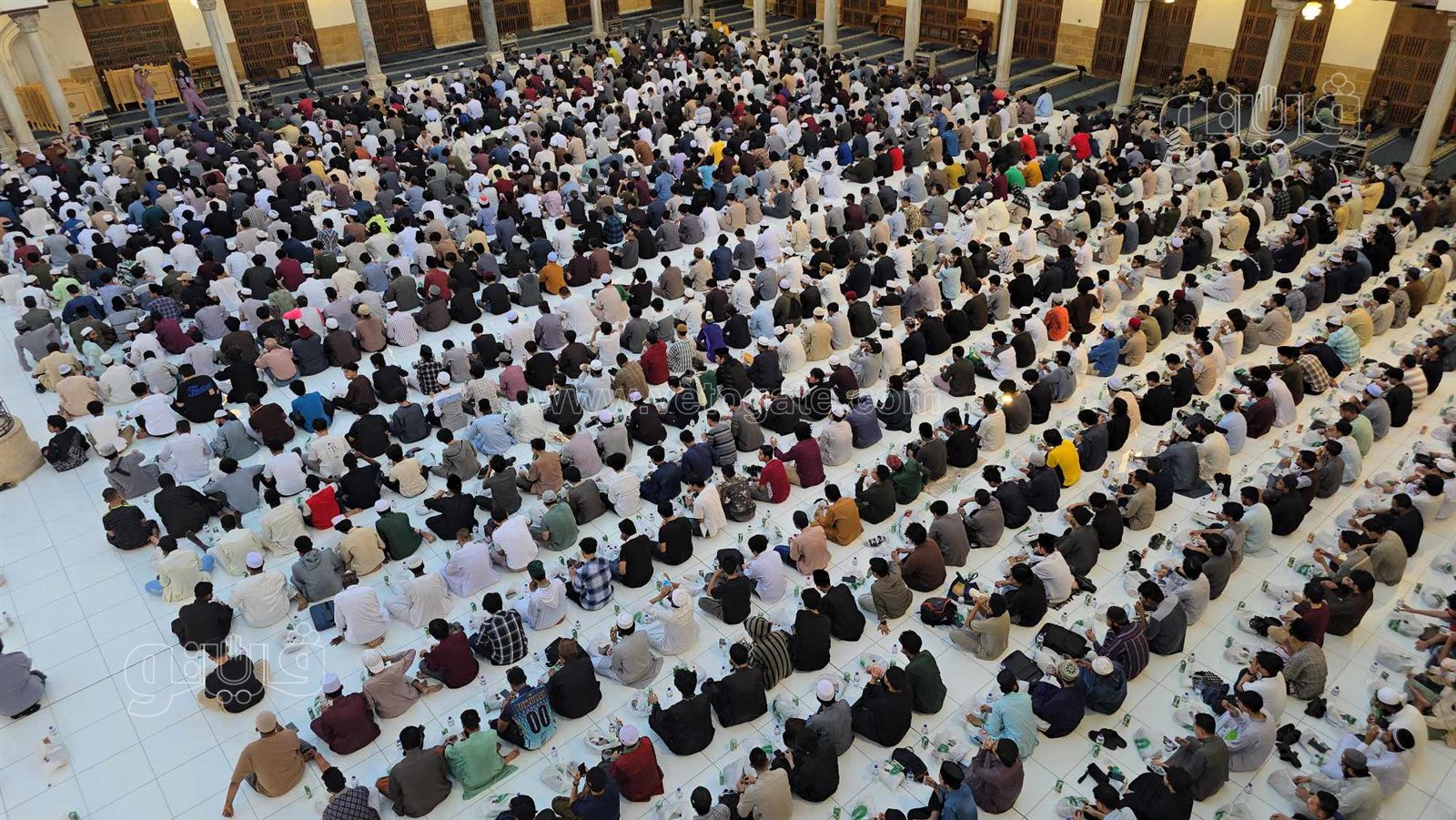 أكبر مائدة إفطار للطلاب الوافدين بالجامع الأزهر في يوم عرفة (5)