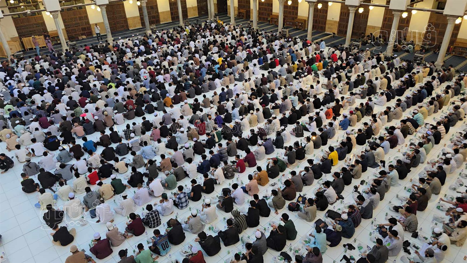 أكبر مائدة إفطار للطلاب الوافدين بالجامع الأزهر في يوم عرفة (6)