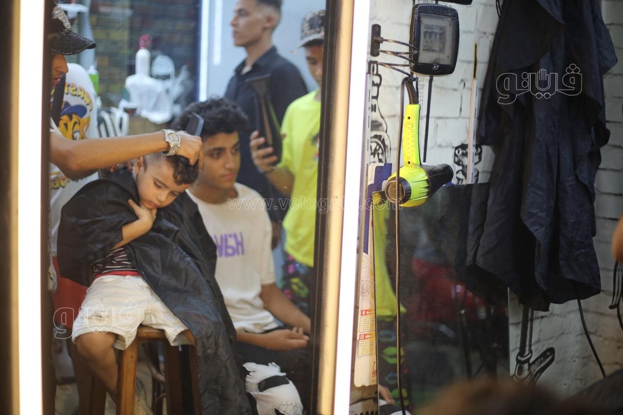  إقبال على صالونات الحلاقة ليلة عيد الأضحي (2)