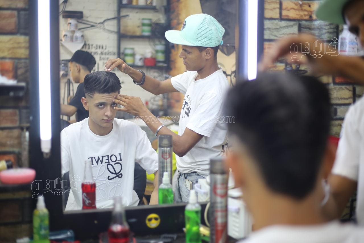  إقبال على صالونات الحلاقة ليلة عيد الأضحي (4)