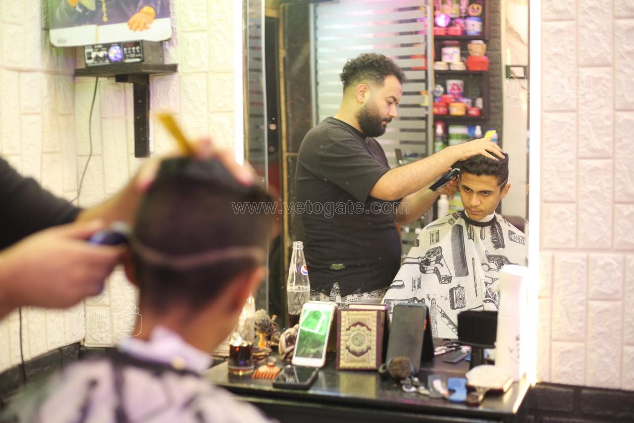  إقبال على صالونات الحلاقة ليلة عيد الأضحي (11)