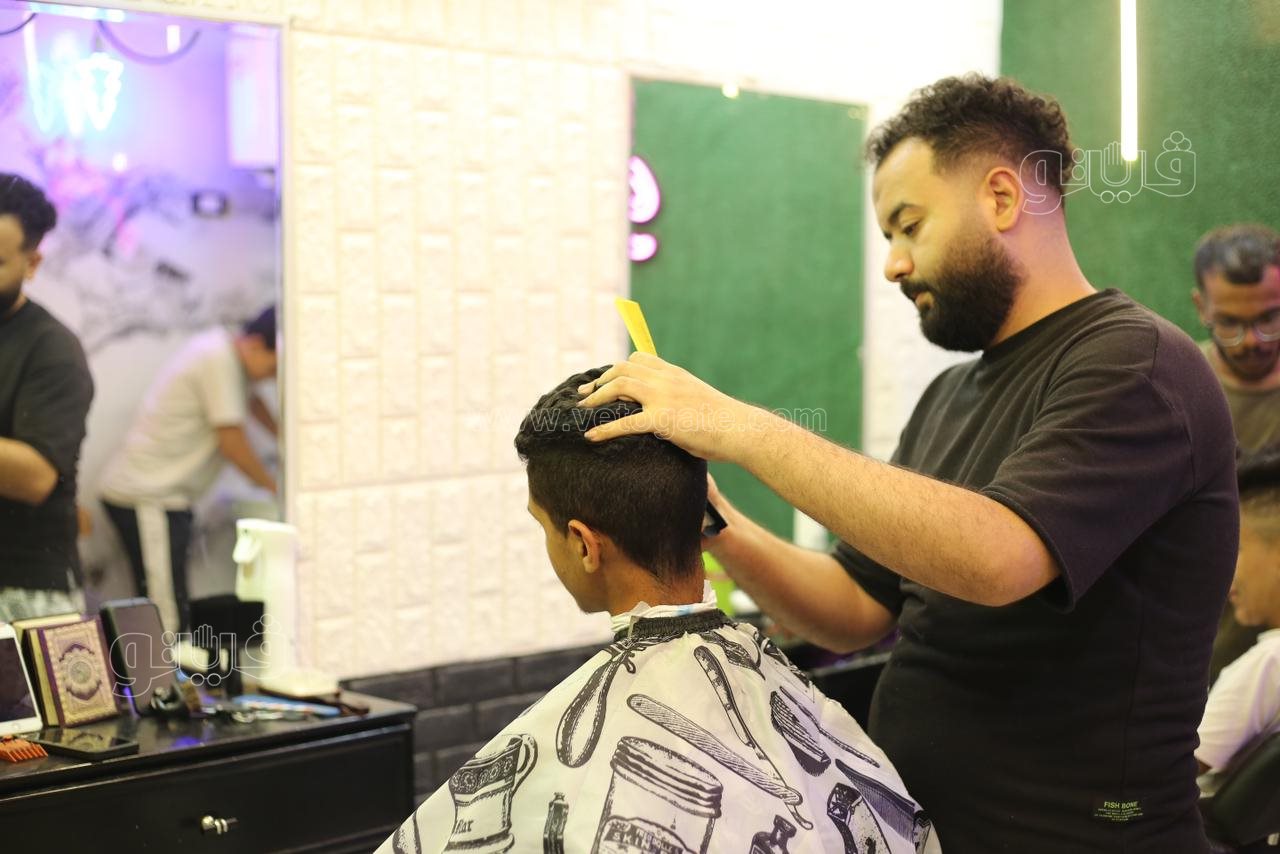  إقبال على صالونات الحلاقة ليلة عيد الأضحي (12)