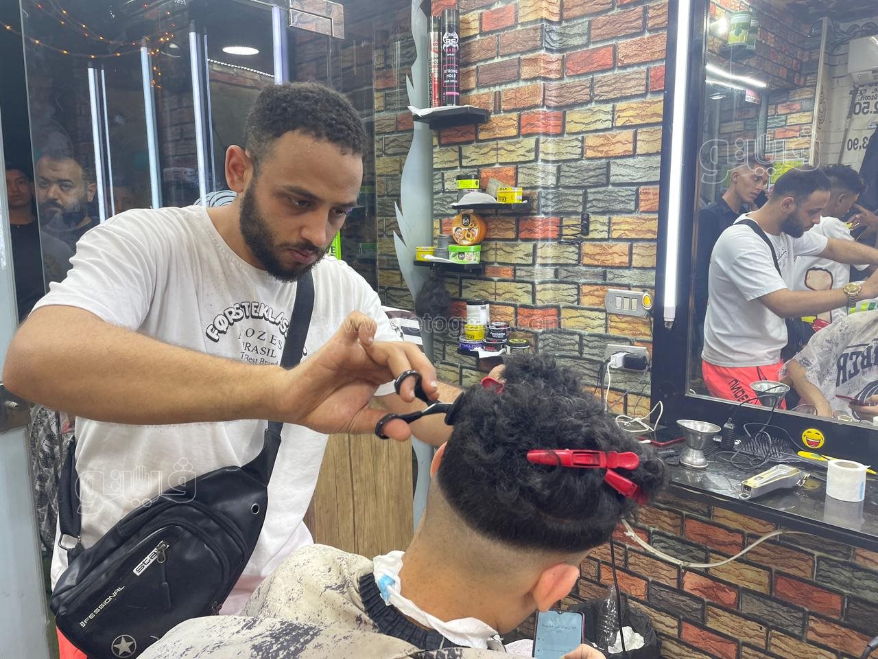  إقبال على صالونات الحلاقة ليلة عيد الأضحي (13)