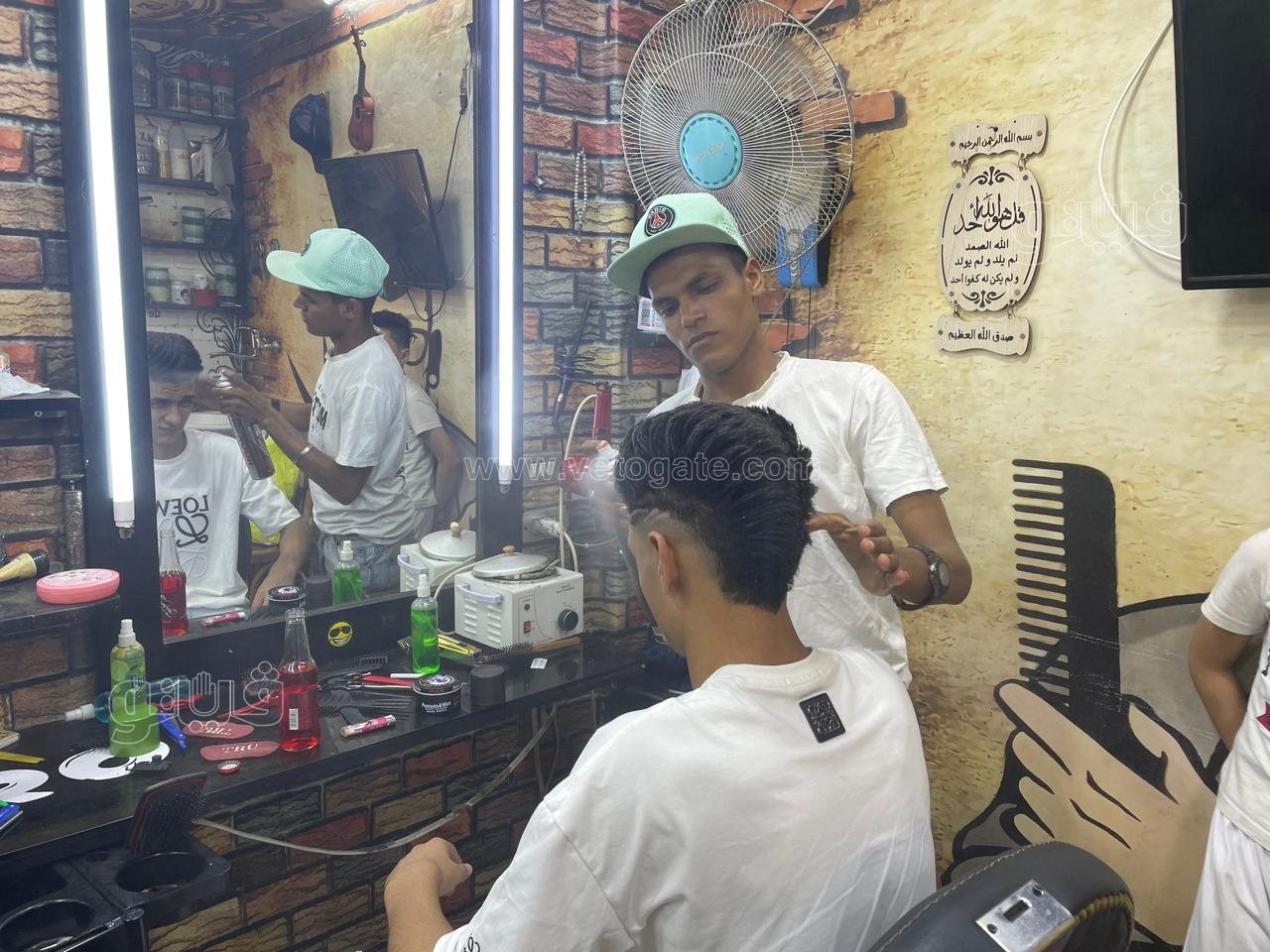  إقبال على صالونات الحلاقة ليلة عيد الأضحي (15)
