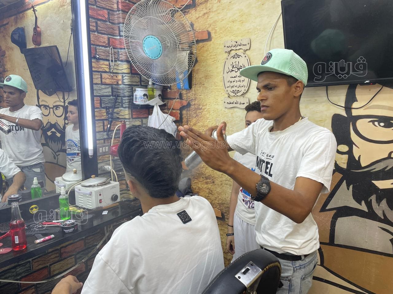 إقبال على صالونات الحلاقة ليلة عيد الأضحي (16)