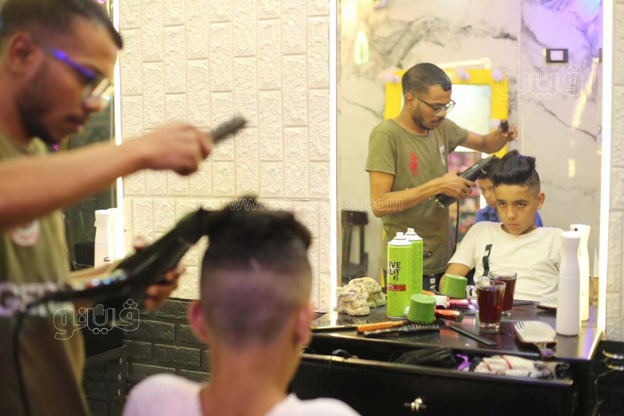  إقبال على صالونات الحلاقة ليلة عيد الأضحي (17)