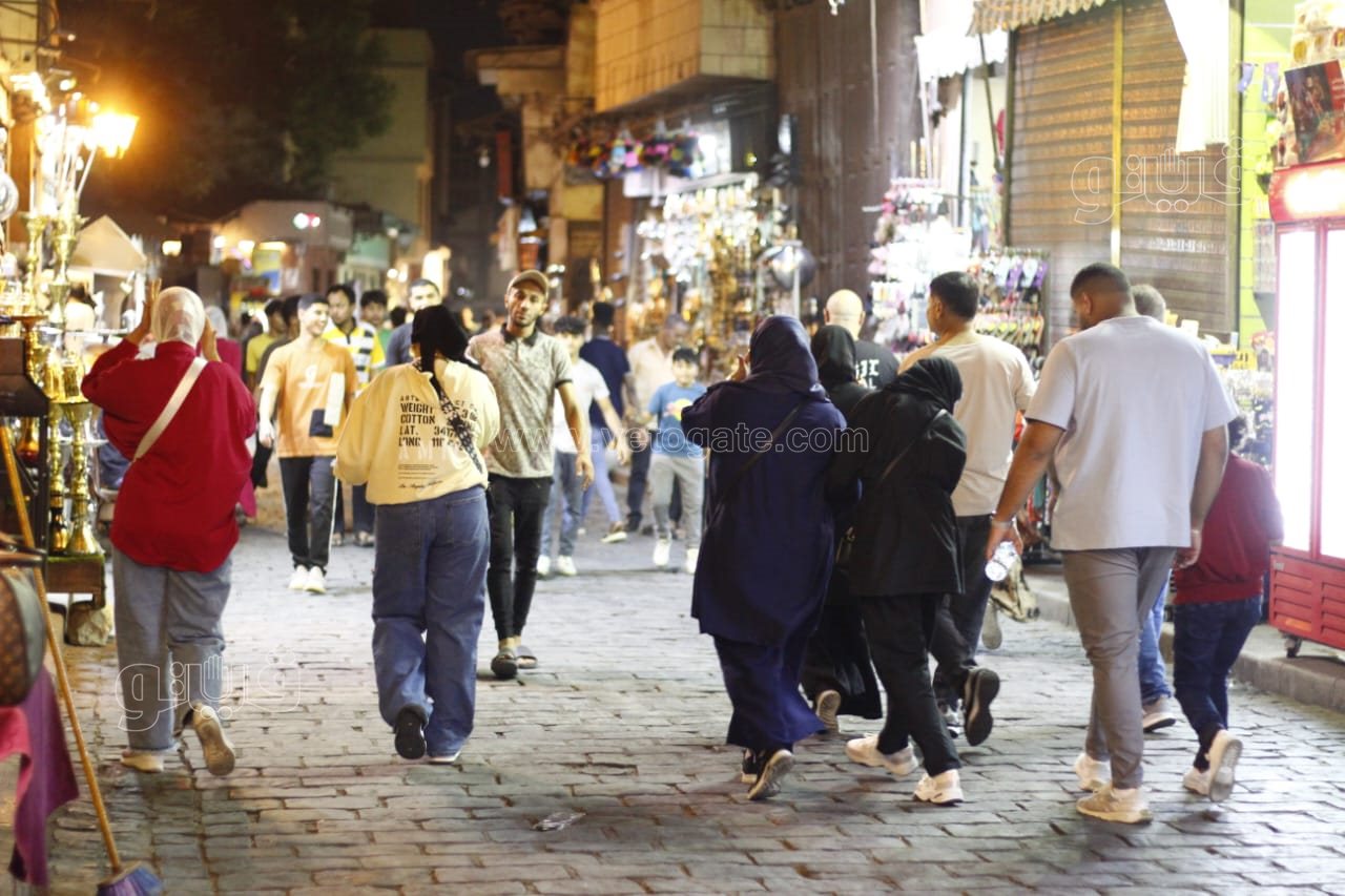 إقبال على شارع المعز في ليلة عيد الأضحى المبارك 2024 (1)