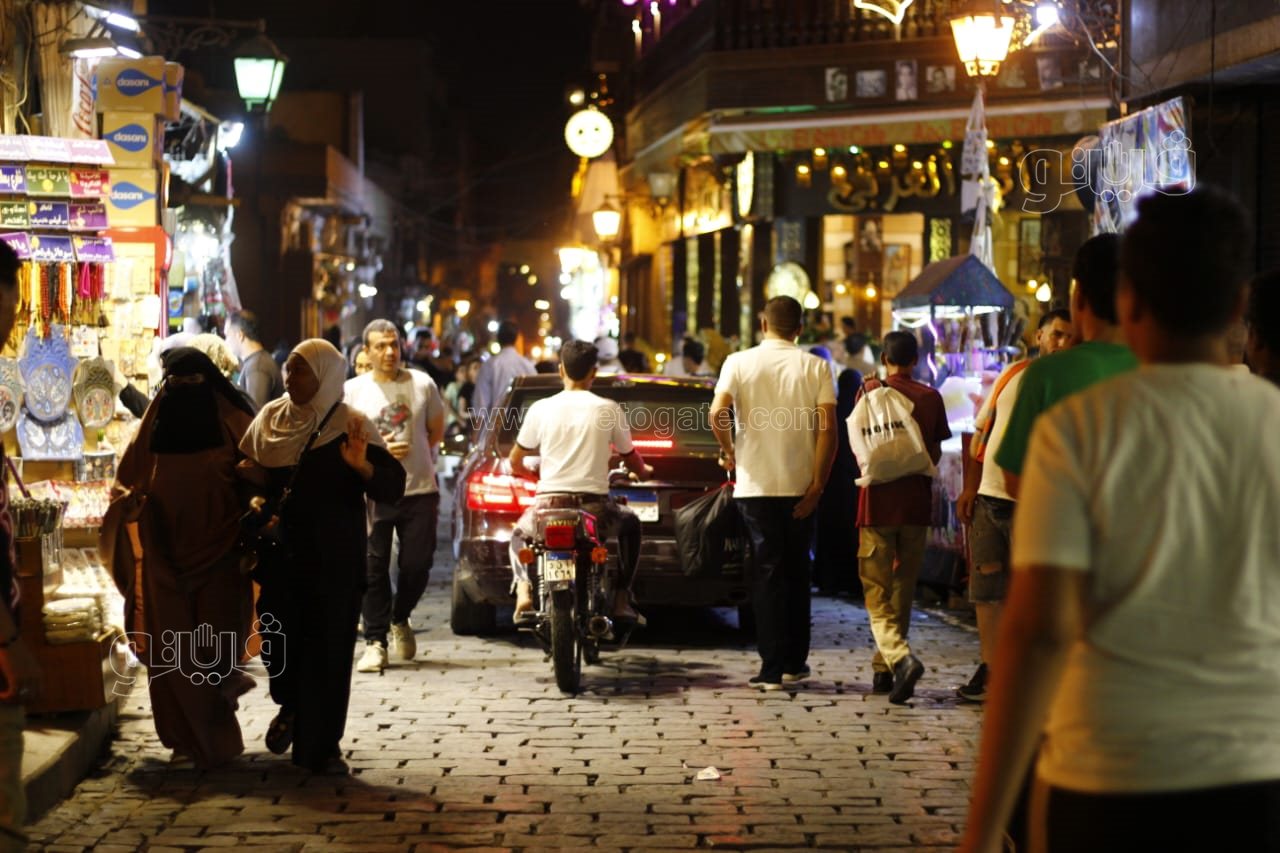 إقبال على شارع المعز في ليلة عيد الأضحى المبارك 2024 (3)