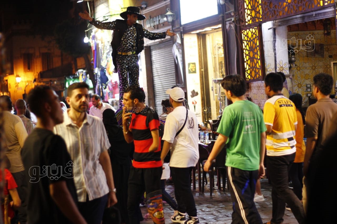 إقبال على شارع المعز في ليلة عيد الأضحى المبارك 2024 (6)