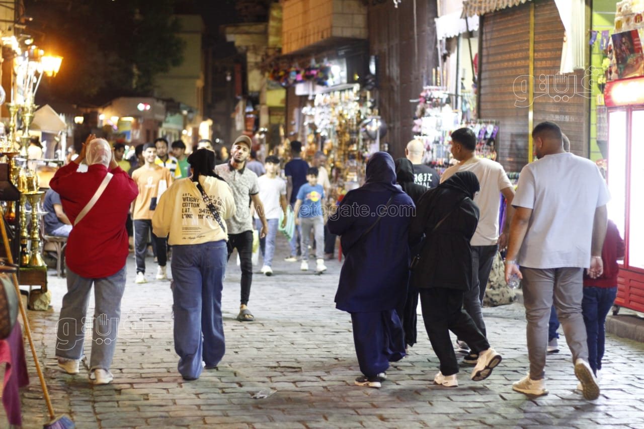 إقبال على شارع المعز في ليلة عيد الأضحى المبارك 2024 (7)