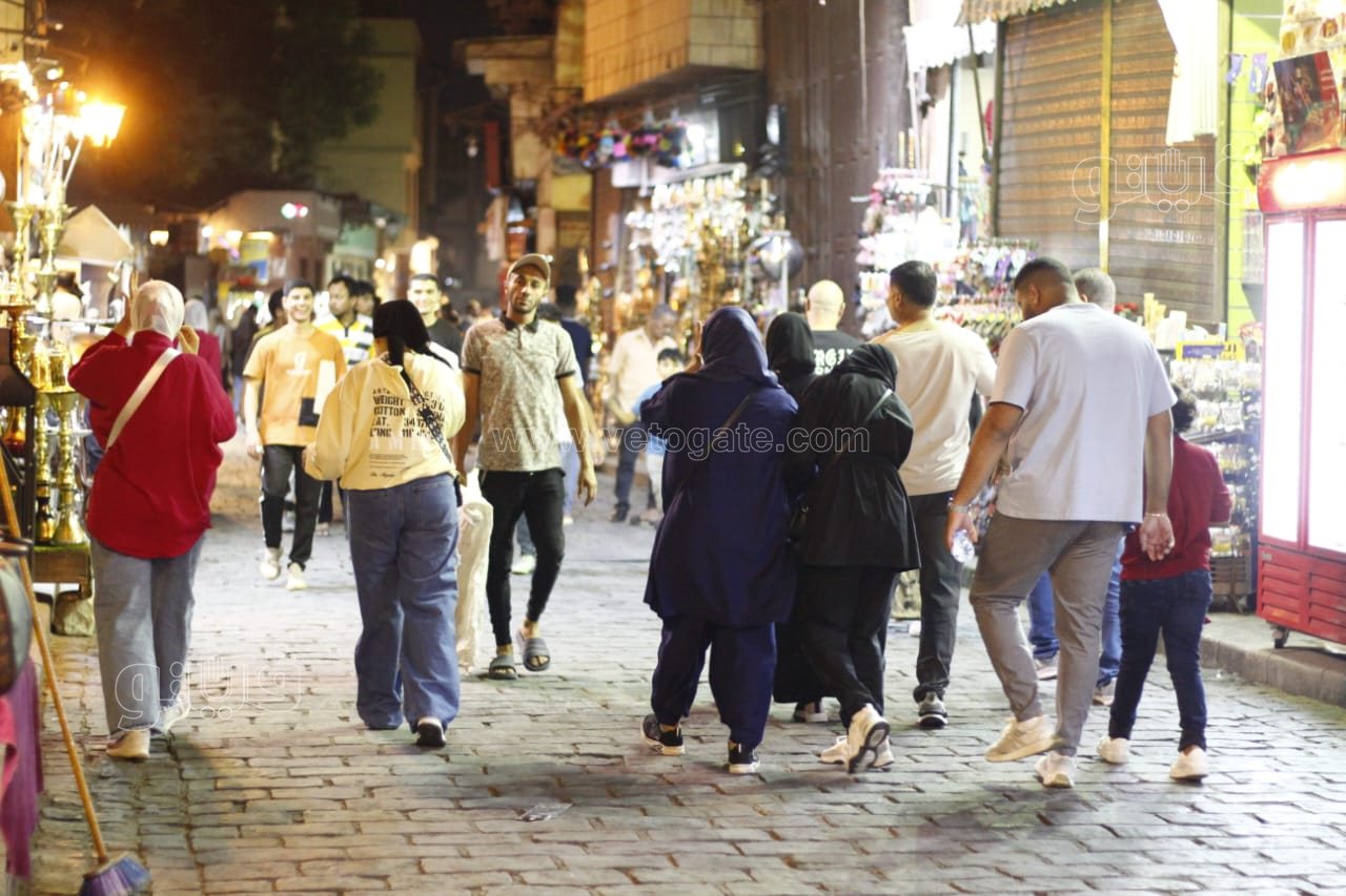 إقبال على شارع المعز في ليلة عيد الأضحى المبارك 2024 (11)