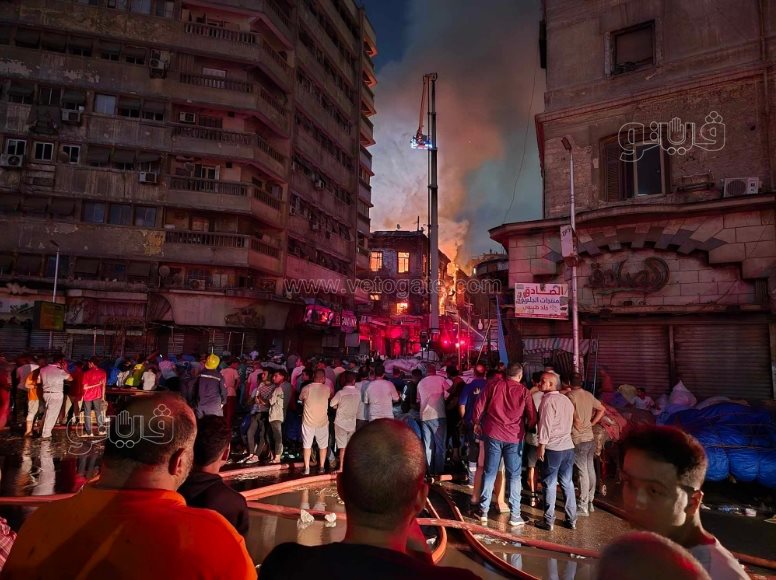 النيران خارج السيطرة، لقطات جديدة لحريق مخازن الملابس والأجهزة بالعتبة (5)