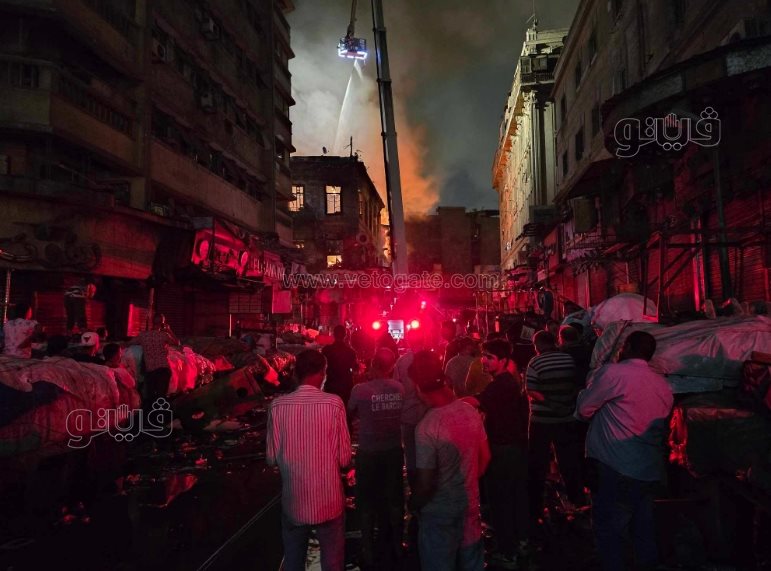 النيران خارج السيطرة، لقطات جديدة لحريق مخازن الملابس والأجهزة بالعتبة (7)