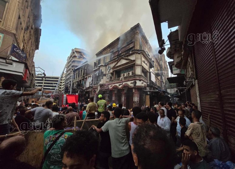 السيطرة على حريق إحدى العمارتين المشتعلتين بالعتبة (2)