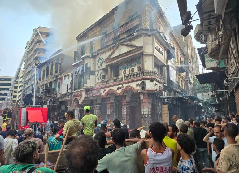 السيطرة على حريق إحدى العمارتين المشتعلتين بالعتبة (3)