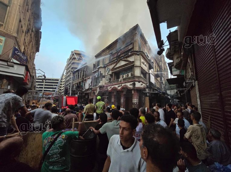 السيطرة على حريق إحدى العمارتين المشتعلتين بالعتبة (4)