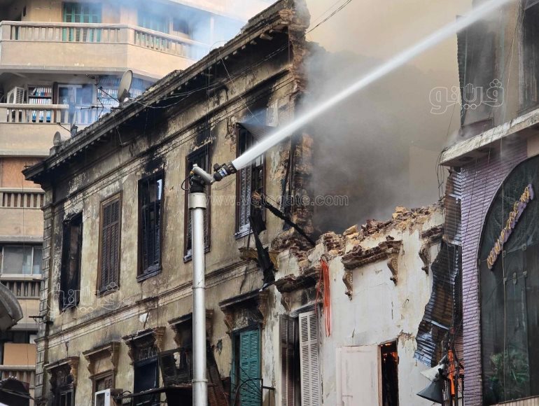 السيطرة على حريق إحدى العمارتين المشتعلتين بالعتبة (5)