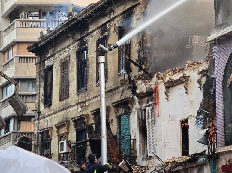 السيطرة على حريق إحدى العمارتين المشتعلتين بالعتبة (6)