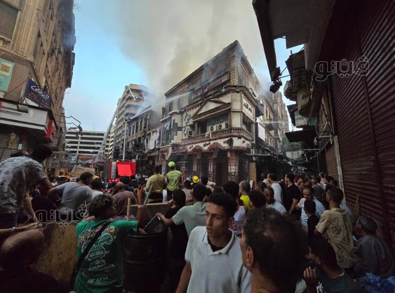 السيطرة على حريق إحدى العمارتين المشتعلتين بالعتبة (8)