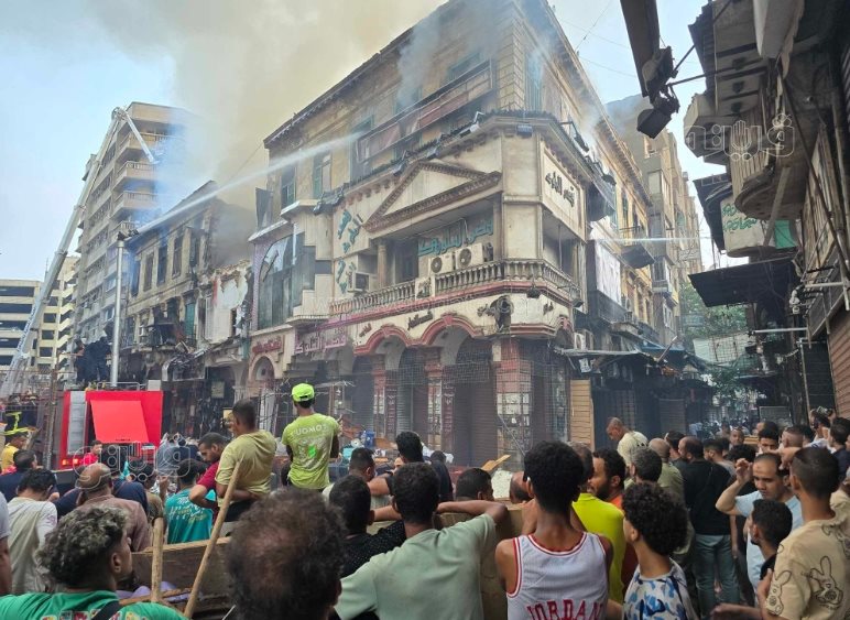 السيطرة على حريق إحدى العمارتين المشتعلتين بالعتبة (1)