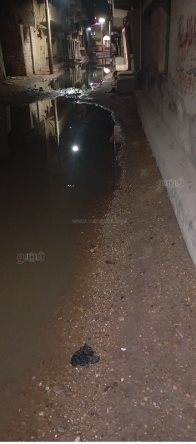 مياه الصرف تغرق شارعًا كاملا بفاقوس (2)