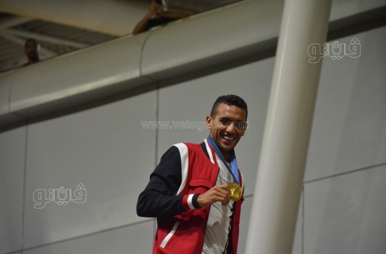 استقبال أحمد الجندي في مطار القاهرة بالشماريخ  (5)